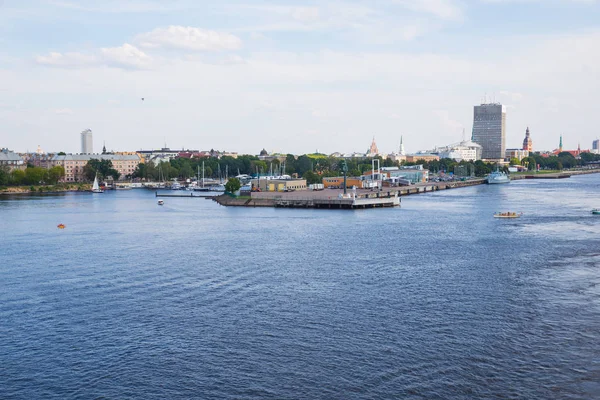 Stad Riga Letland Brug Bij Rivier Daugava Poort Gebouwen Uitzicht — Stockfoto