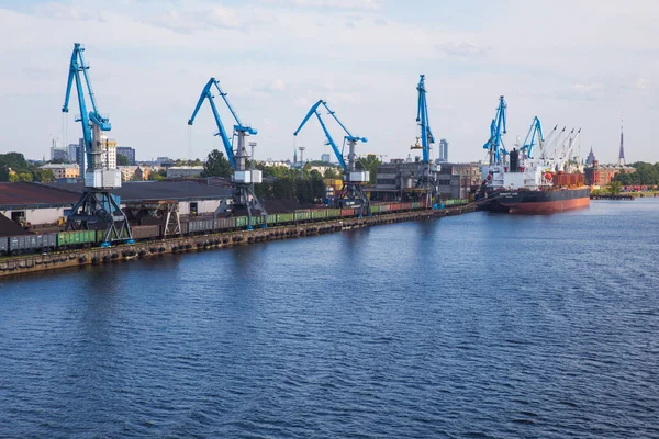 Ciudad Riga Letonia Puerto Carga Barcos Río Daugava Barcos Grandes — Foto de Stock