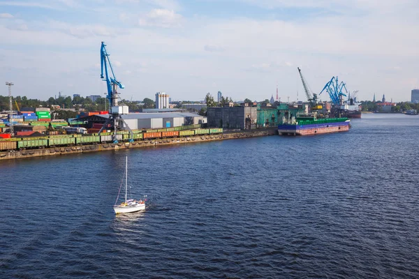Ciudad Riga Letonia Puerto Carga Barcos Río Daugava Barcos Grandes — Foto de Stock