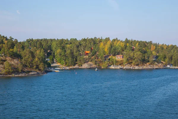 Stadtstocholm Schweden Inseln Wasser Und Häuser Sonniger Tag Viele Bäume — Stockfoto