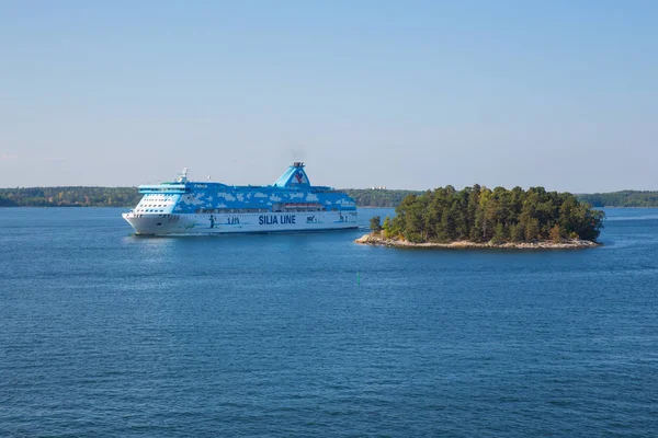 Şehir Stocholm, İsveç. Adalar, su ve evler. Gemi ve dalgalar. Güneşli bir gün, adanın çok ağaç. Seyahat fotoğraf 2018