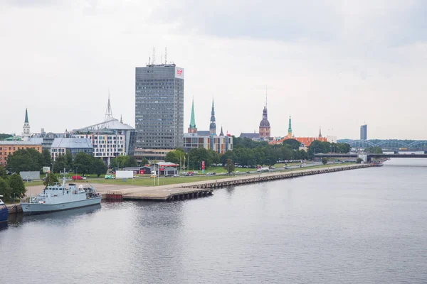 Stad Riga Letland Het Schip Rivier Daugava Poort Gebouwen Uitzicht — Stockfoto