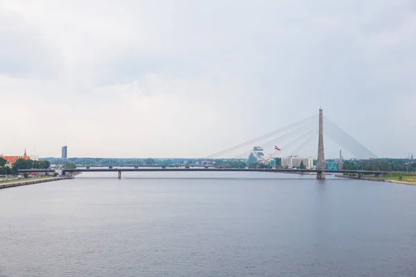都市リガ ラトビア ダウガヴァ川 ポートおよび建物の橋 都市の眺め 水と自然 旅行写真 2018 — ストック写真