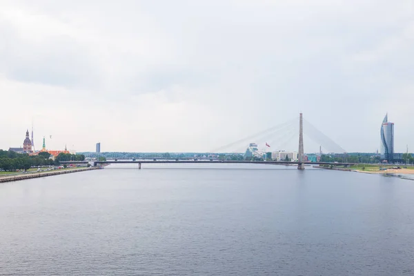 都市リガ ラトビア ダウガヴァ川 ポートおよび建物の橋 都市の眺め 水と自然 旅行写真 2018 — ストック写真