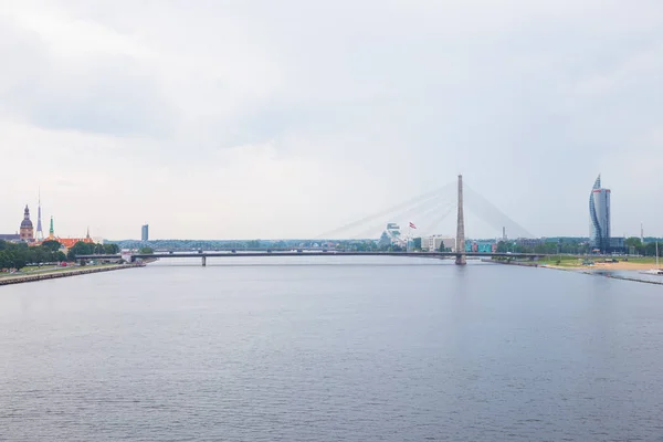 都市リガ ラトビア ダウガヴァ川 ポートおよび建物の橋 都市の眺め 水と自然 旅行写真 2018 — ストック写真