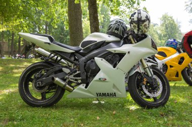 Şehir Cesis, Letonya. Motosiklet gösterisi, Şehir Parkı Sergisi. Halklar, Bisiklet ve el yapımı tarzı. Seyahat fotoğraf 2018.