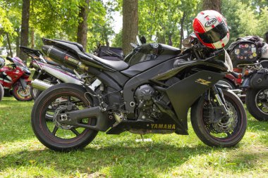 Şehir Cesis, Letonya. Motosiklet gösterisi, Şehir Parkı Sergisi. Halklar, Bisiklet ve el yapımı tarzı. Seyahat fotoğraf 2018.