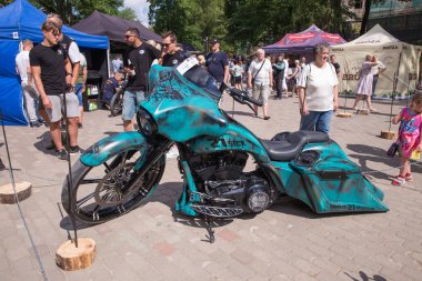 Şehir Cesis, Letonya. Motosiklet gösterisi, Şehir Parkı Sergisi. Halklar, Bisiklet ve el yapımı tarzı. Seyahat fotoğraf 2018.