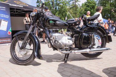 Şehir Cesis, Letonya. Motosiklet gösterisi, Şehir Parkı Sergisi. Halklar, Bisiklet ve el yapımı tarzı. Seyahat fotoğraf 2018.