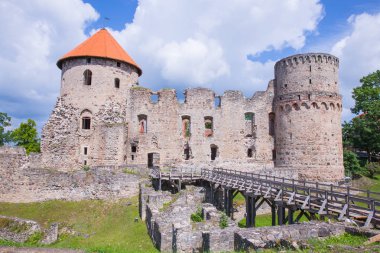 Şehir Cesis, Letonya. Şehir merkezine, park ve tarihi binanın eski kalede. Seyahat fotoğraf 2018.
