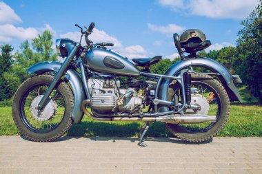 Şehir Cesis, Letonya. Retro motosiklet gösterisi, Şehir Parkı Sergisi. Halklar, Bisiklet, otomobil ve el yapımı tarzı. Seyahat fotoğraf 2018.