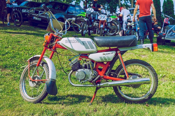 Staden Cesis Lettland Retro Moped Show Utställning Stadsparken Folk Cyklar — Stockfoto