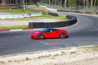 City Riga, Letonya. Ev ve araba ile yol. Kentsel şehir, yol. Hızlı hız, güç ve duygular. Seyahat fotoğraf 2018.