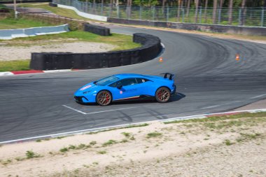 City Riga, Letonya. Ev ve araba ile yol. Kentsel şehir, yol. Hızlı hız, güç ve duygular. Seyahat fotoğraf 2018.