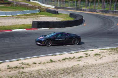 City Riga, Letonya. Ev ve araba ile yol. Kentsel şehir, yol. Hızlı hız, güç ve duygular. Seyahat fotoğraf 2018.