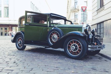 City Riga, Letonya. Başkenti Riga Oldtimer araba Festivali. Kentsel şehir manzaralı, halklar, arabalar ve binalar. Seyahat fotoğraf 2018.