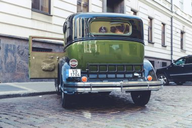 City Riga, Letonya. Başkenti Riga Oldtimer araba Festivali. Kentsel şehir manzaralı, halklar, arabalar ve binalar. Seyahat fotoğraf 2018.