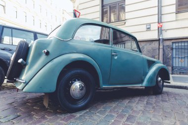 City Riga, Letonya. Başkenti Riga Oldtimer araba Festivali. Kentsel şehir manzaralı, halklar, arabalar ve binalar. Seyahat fotoğraf 2018.