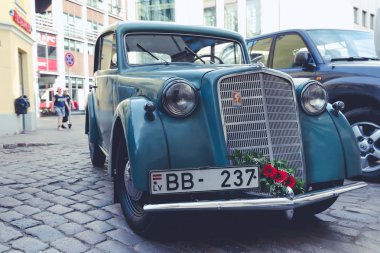 City Riga, Letonya. Başkenti Riga Oldtimer araba Festivali. Kentsel şehir manzaralı, halklar, arabalar ve binalar. Seyahat fotoğraf 2018.