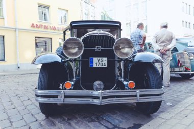 City Riga, Letonya. Başkenti Riga Oldtimer araba Festivali. Kentsel şehir manzaralı, halklar, arabalar ve binalar. Seyahat fotoğraf 2018.