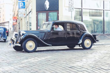 City Riga, Letonya. Başkenti Riga Oldtimer araba Festivali. Kentsel şehir manzaralı, halklar, arabalar ve binalar. Seyahat fotoğraf 2018.