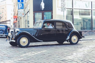 City Riga, Letonya. Başkenti Riga Oldtimer araba Festivali. Kentsel şehir manzaralı, halklar, arabalar ve binalar. Seyahat fotoğraf 2018.