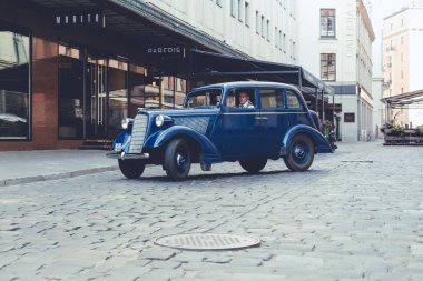 City Riga, Letonya. Başkenti Riga Oldtimer araba Festivali. Kentsel şehir manzaralı, halklar, arabalar ve binalar. Seyahat fotoğraf 2018.