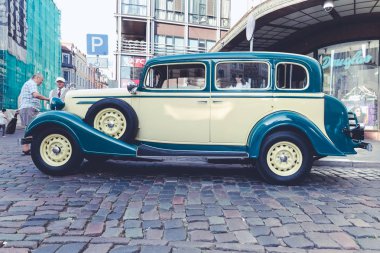 City Riga, Letonya. Başkenti Riga Oldtimer araba Festivali. Kentsel şehir manzaralı, halklar, arabalar ve binalar. Seyahat fotoğraf 2018.