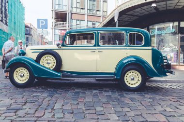 City Riga, Letonya. Başkenti Riga Oldtimer araba Festivali. Kentsel şehir manzaralı, halklar, arabalar ve binalar. Seyahat fotoğraf 2018.