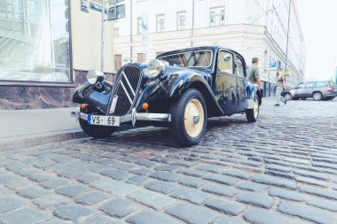 City Riga, Letonya. Başkenti Riga Oldtimer araba Festivali. Kentsel şehir manzaralı, halklar, arabalar ve binalar. Seyahat fotoğraf 2018.