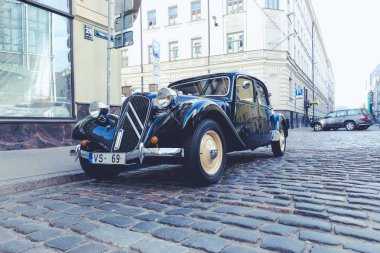 City Riga, Letonya. Başkenti Riga Oldtimer araba Festivali. Kentsel şehir manzaralı, halklar, arabalar ve binalar. Seyahat fotoğraf 2018.