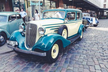 City Riga, Letonya. Başkenti Riga Oldtimer araba Festivali. Kentsel şehir manzaralı, halklar, arabalar ve binalar. Seyahat fotoğraf 2018.