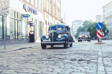 City Riga, Letonya. Başkenti Riga Oldtimer araba Festivali. Kentsel şehir manzaralı, halklar, arabalar ve binalar. Seyahat fotoğraf 2018.