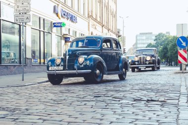 City Riga, Letonya. Başkenti Riga Oldtimer araba Festivali. Kentsel şehir manzaralı, halklar, arabalar ve binalar. Seyahat fotoğraf 2018.