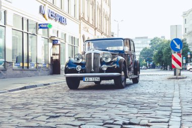 City Riga, Letonya. Başkenti Riga Oldtimer araba Festivali. Kentsel şehir manzaralı, halklar, arabalar ve binalar. Seyahat fotoğraf 2018.