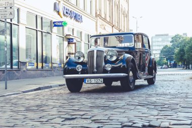City Riga, Letonya. Başkenti Riga Oldtimer araba Festivali. Kentsel şehir manzaralı, halklar, arabalar ve binalar. Seyahat fotoğraf 2018.