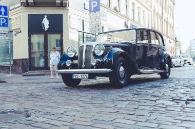 City Riga, Letonya. Başkenti Riga Oldtimer araba Festivali. Kentsel şehir manzaralı, halklar, arabalar ve binalar. Seyahat fotoğraf 2018.