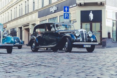 City Riga, Letonya. Başkenti Riga Oldtimer araba Festivali. Kentsel şehir manzaralı, halklar, arabalar ve binalar. Seyahat fotoğraf 2018.