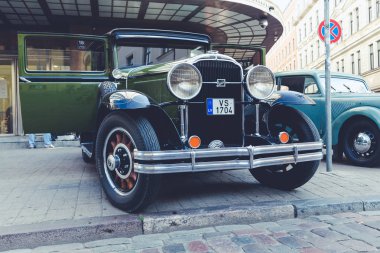City Riga, Letonya. Başkenti Riga Oldtimer araba Festivali. Kentsel şehir manzaralı, halklar, arabalar ve binalar. Seyahat fotoğraf 2018.