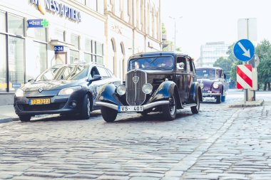 City Riga, Letonya. Başkenti Riga Oldtimer araba Festivali. Kentsel şehir manzaralı, halklar, arabalar ve binalar. Seyahat fotoğraf 2018.