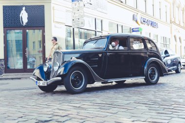 City Riga, Letonya. Başkenti Riga Oldtimer araba Festivali. Kentsel şehir manzaralı, halklar, arabalar ve binalar. Seyahat fotoğraf 2018.
