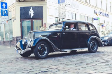 City Riga, Letonya. Başkenti Riga Oldtimer araba Festivali. Kentsel şehir manzaralı, halklar, arabalar ve binalar. Seyahat fotoğraf 2018.