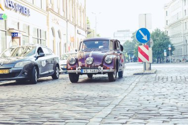 City Riga, Letonya. Başkenti Riga Oldtimer araba Festivali. Kentsel şehir manzaralı, halklar, arabalar ve binalar. Seyahat fotoğraf 2018.