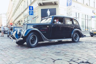 City Riga, Letonya. Başkenti Riga Oldtimer araba Festivali. Kentsel şehir manzaralı, halklar, arabalar ve binalar. Seyahat fotoğraf 2018.