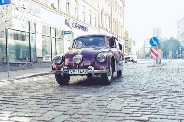 City Riga, Letonya. Başkenti Riga Oldtimer araba Festivali. Kentsel şehir manzaralı, halklar, arabalar ve binalar. Seyahat fotoğraf 2018.