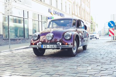 City Riga, Letonya. Başkenti Riga Oldtimer araba Festivali. Kentsel şehir manzaralı, halklar, arabalar ve binalar. Seyahat fotoğraf 2018.