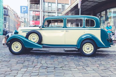 City Riga, Letonya. Başkenti Riga Oldtimer araba Festivali. Kentsel şehir manzaralı, halklar, arabalar ve binalar. Seyahat fotoğraf 2018.