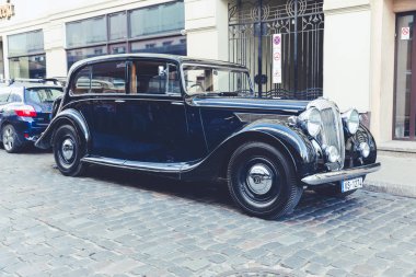 City Riga, Letonya. Başkenti Riga Oldtimer araba Festivali. Kentsel şehir manzaralı, halklar, arabalar ve binalar. Seyahat fotoğraf 2018.