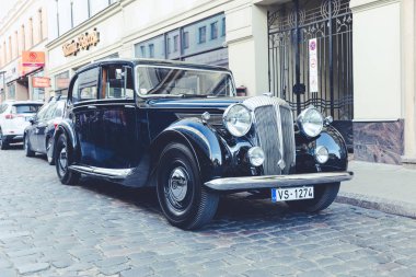 City Riga, Letonya. Başkenti Riga Oldtimer araba Festivali. Kentsel şehir manzaralı, halklar, arabalar ve binalar. Seyahat fotoğraf 2018.