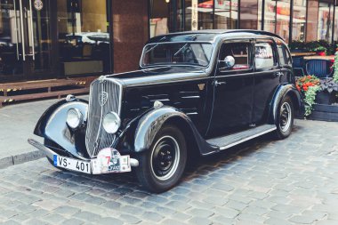 City Riga, Letonya. Başkenti Riga Oldtimer araba Festivali. Kentsel şehir manzaralı, halklar, arabalar ve binalar. Seyahat fotoğraf 2018.